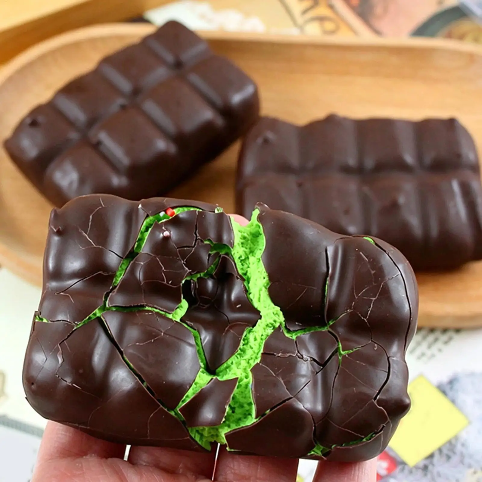 Food & Snacks Pdf - チョコレートスクイーズおもちゃ、クリスピーチョコレートワックスクラッキングストレスボール、柔らかくリアルな食品スクイーズフィジェットおもちゃ、ストレス解消